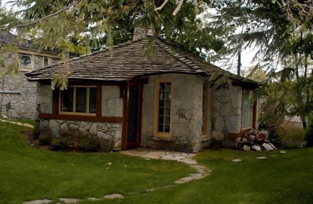 Historic Mushroom Home, A Stone's Throw From Town
