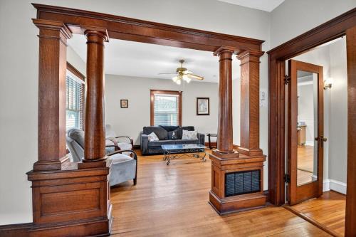 Historic Omaha Manor DT Near Zoo and Pool Table