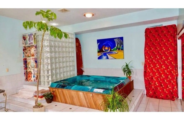 Historic skatepark w/Hot Tub located near Abe Lincoln's home!