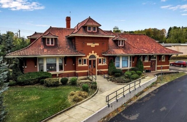 Historic Springville Train Station 2-Bedroom Hotel Apartment With Private Patio