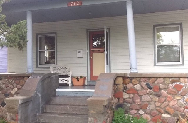 Historic Stone Porch House - Only 5 min to downtown!