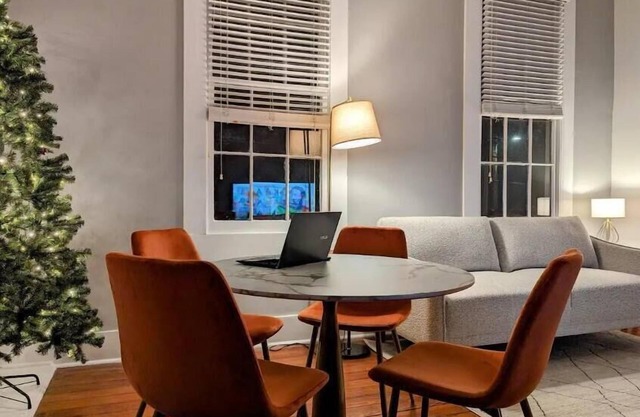 Historic upstairs home in downtown, walk to everything.