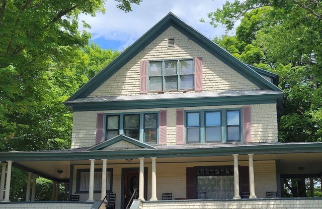 Historic Victorian home sleeps up to 30 guests!
