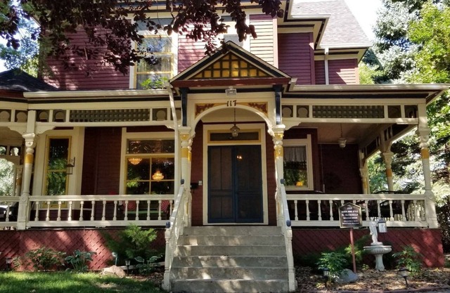 Historic Victorian Inn Downtown (8 Bed 6 Bath)