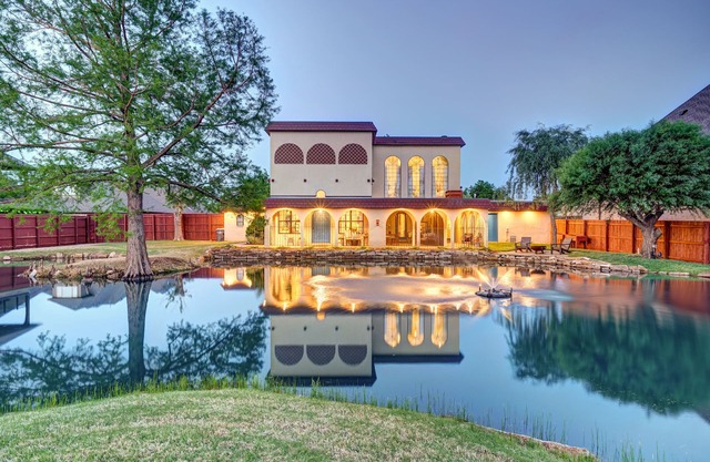 Historic Villa🚶1 min from Lake Hefner🏊 Hot Tub 🎱Pool Table🐶Friendly🎣Fishing