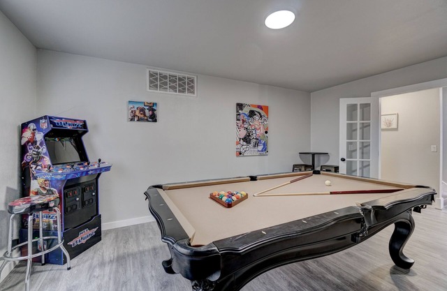Historic Villa🚶 2 min from Lake Hefner 🏊 Hot Tub 🎱 Pool Table 🐶 Pet Friendly