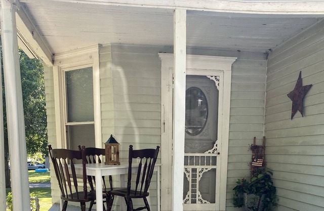 Historical beautiful house one block from Milford Lake