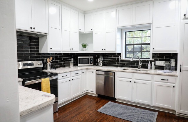 Historical property directly on Main St in Boerne