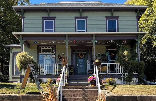 Historical riverfront home in beautiful LeClaire. Kid and pet friendly!