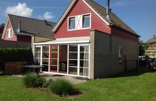 Holiday apartment for 6 people. at 100m from the sea at Hoofdplaat in Zeeland