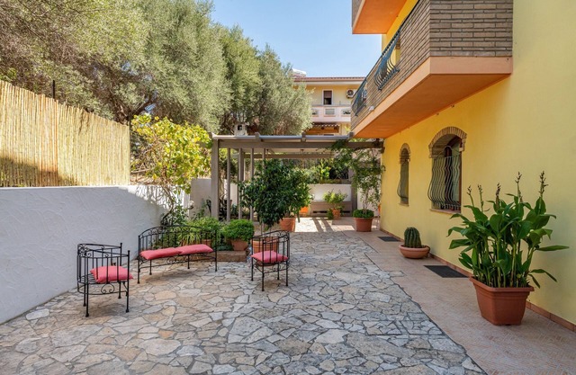 Holiday Apartment "Sa Domu de Dinu" with Wi-Fi, Terrace & Garden