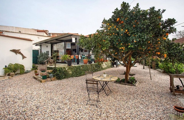 Holiday Apartment 'Bike Friendly' with Sea View, Shared Garden & Wi-Fi