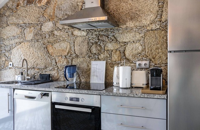 Holiday Apartment 'Suite Casa do Mestre' with Mountain View, Pool & Wi-Fi