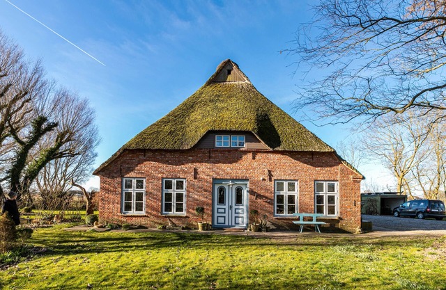 Holiday Apartment 'Reetdachhof Familie Dührsen' with Shared Terrace, Shared Garden and Wi-Fi