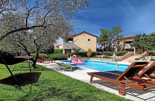 Holiday flat with large pool in medieval Bale