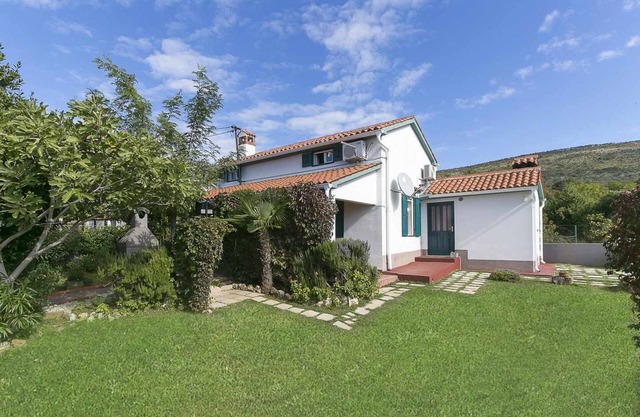 Holiday home 2 km from the beach, WiFi. Labin
