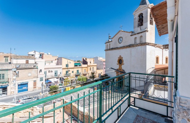Holiday Home 'Al Castello' with Private Terrace, Wi-Fi and Air Conditioning