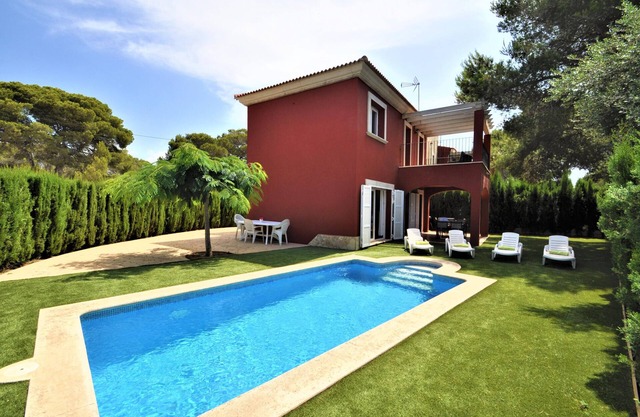 Holiday Home 'Albeniz' with Private Pool, Wi-Fi and Air Conditioning