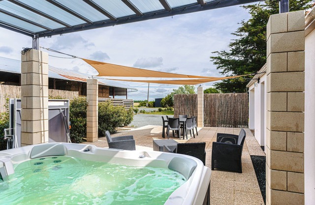 Holiday Home 'Gîte Panda' with Pool and Hot Tub, Wi-Fi and Air Conditioning