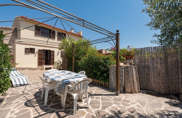 Holiday home in a quiet location with WiFi, garden, and terrace; parking spaces available