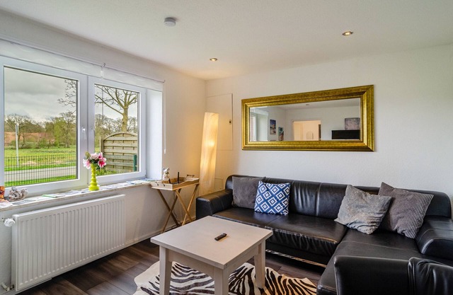 Holiday Home 'Krummes Häusschen An Der Nordsee' with Terrace and Garden