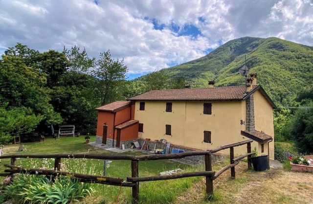 Holiday Home 'La Casina Rossa Della Fornace' with Mountain View, Private Garden and Wi-Fi