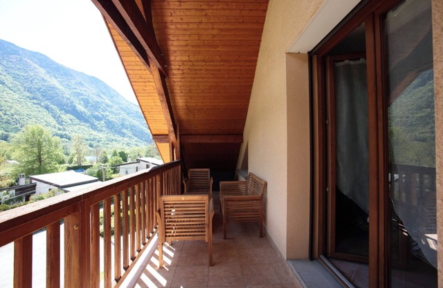 Holiday Home 'Les Rives Du Lac Valbonnais' with Lake View, Private Garden and Wi-Fi