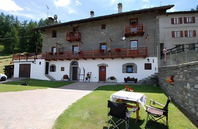Holiday Home 'Maison Cerise' with Mountain View, Private Garden and Wi-Fi