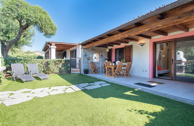 Holiday Home 'Manessy' with Sea View, Shared Pool and Air Conditioning