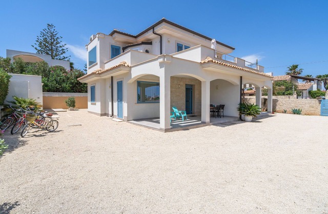 Holiday Home "MisMar 1" with Sea View, Garden & Wi-Fi