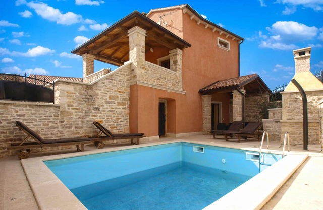 Holiday home mit Pool und Klimaanlage