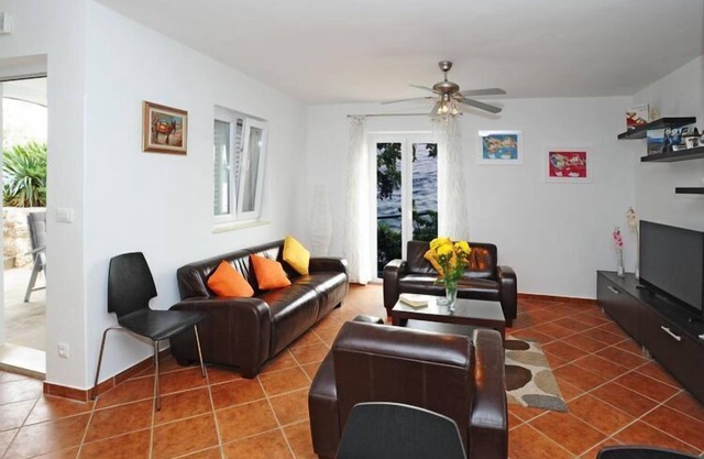 Holiday Home Odiseja- One Bedroom Apartment with Terrace and Sea View