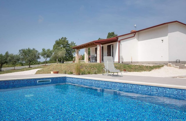 Holiday home on olive grove with pool - only 5 km from Rovinj