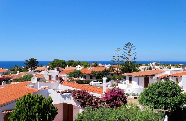 Holiday home on the sea in Sardinia - satellite TV, washing machine and sea view