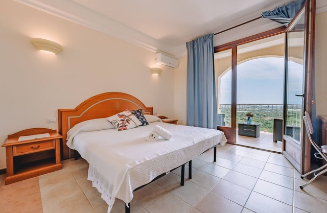 Holiday Home "The Seaside Retreat" with Sea View, Shared Garden & Wi-Fi