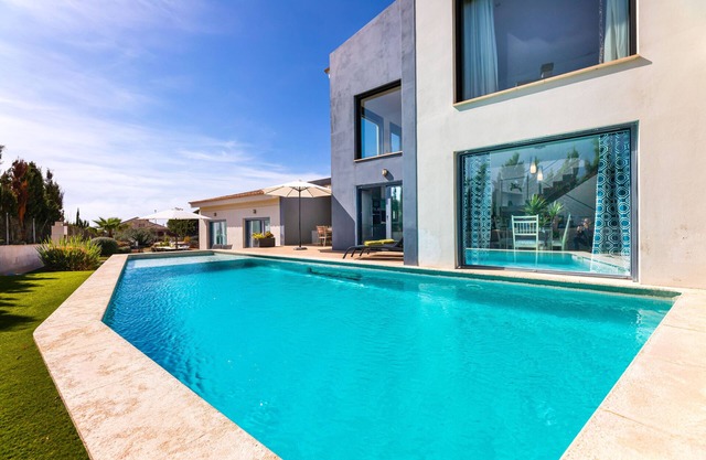 Holiday Home 'Villa La Primera' with Shared Pool & Wi-Fi