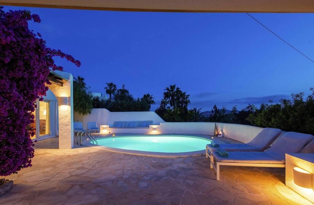 Holiday home with outdoor barbecque