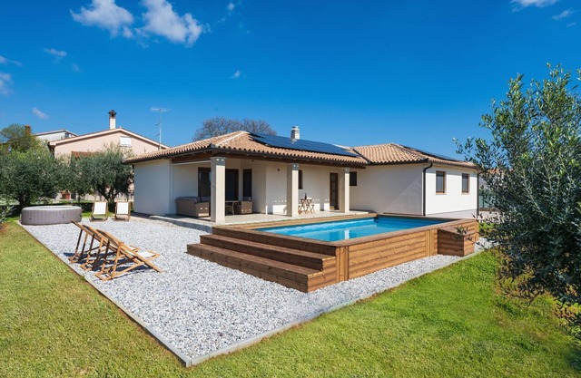 Holiday home with jacuzzi and tavern with billiards