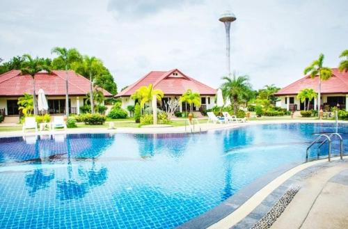 Holiday home with pool, gym & beach access