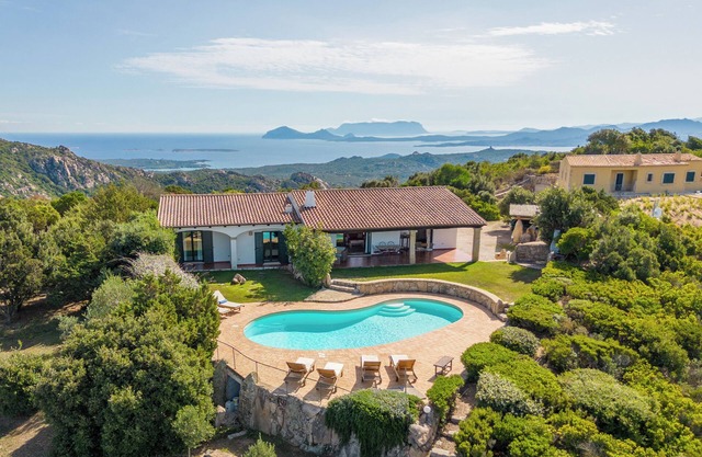 Holiday Home with Wi-Fi, Pool, Garden and Sea View; Parking available