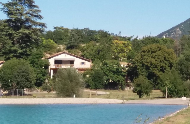 Holiday house between lake and mountain