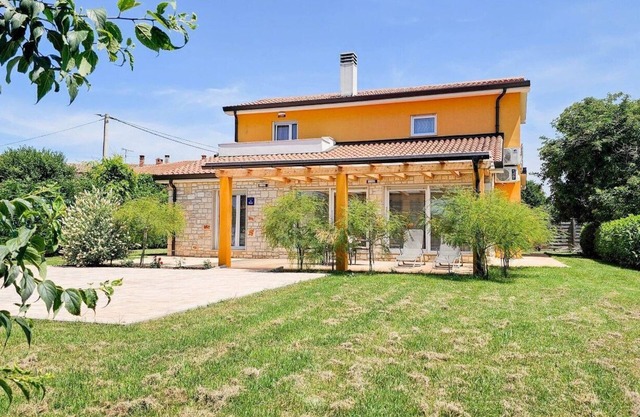 Holiday house Dajla for 1 - 8 persons with 4 bedrooms - Holiday home