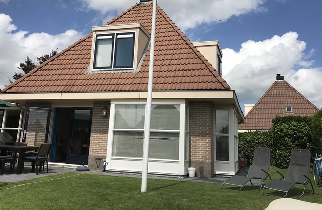 Holiday house on water, recently furnished, new Siematic kitchen, event incl sloop