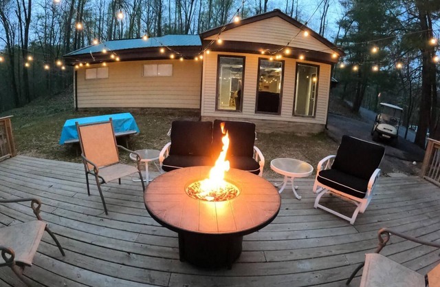 Holiday House (Sleeps 1-12) - Offer a 4-bedroom, 2-bath unit with 1 queen, 3 full, 4 twin beds, and a pull-out sofa.
