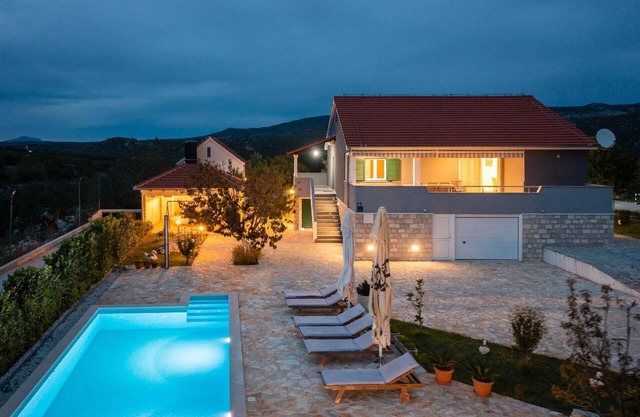 Holiday house Unesic for 1 - 8 persons with 3 bedrooms - Holiday home