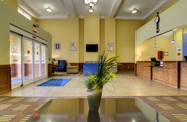 Holiday Inn Express Hotel & Stes Kansas City Sports Complex by IHG