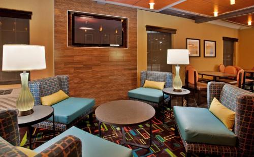 Holiday Inn Express Hotel & Suites North Kansas City by IHG