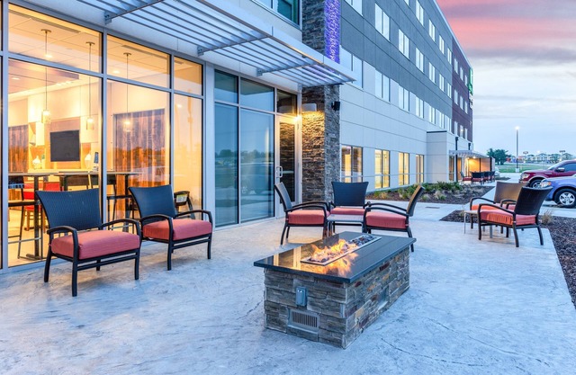 Holiday Inn Express & Suites Springfield North by IHG