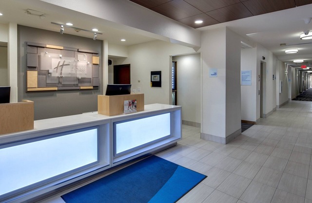 Holiday Inn Express & Suites Detroit - Farmington Hills by IHG