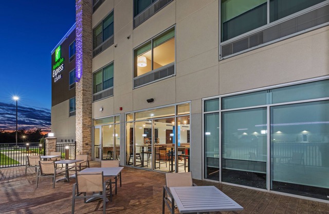 Holiday Inn Express & Suites Parsons by IHG